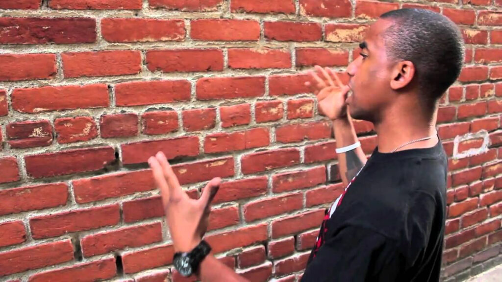 Homme parlant à un mur